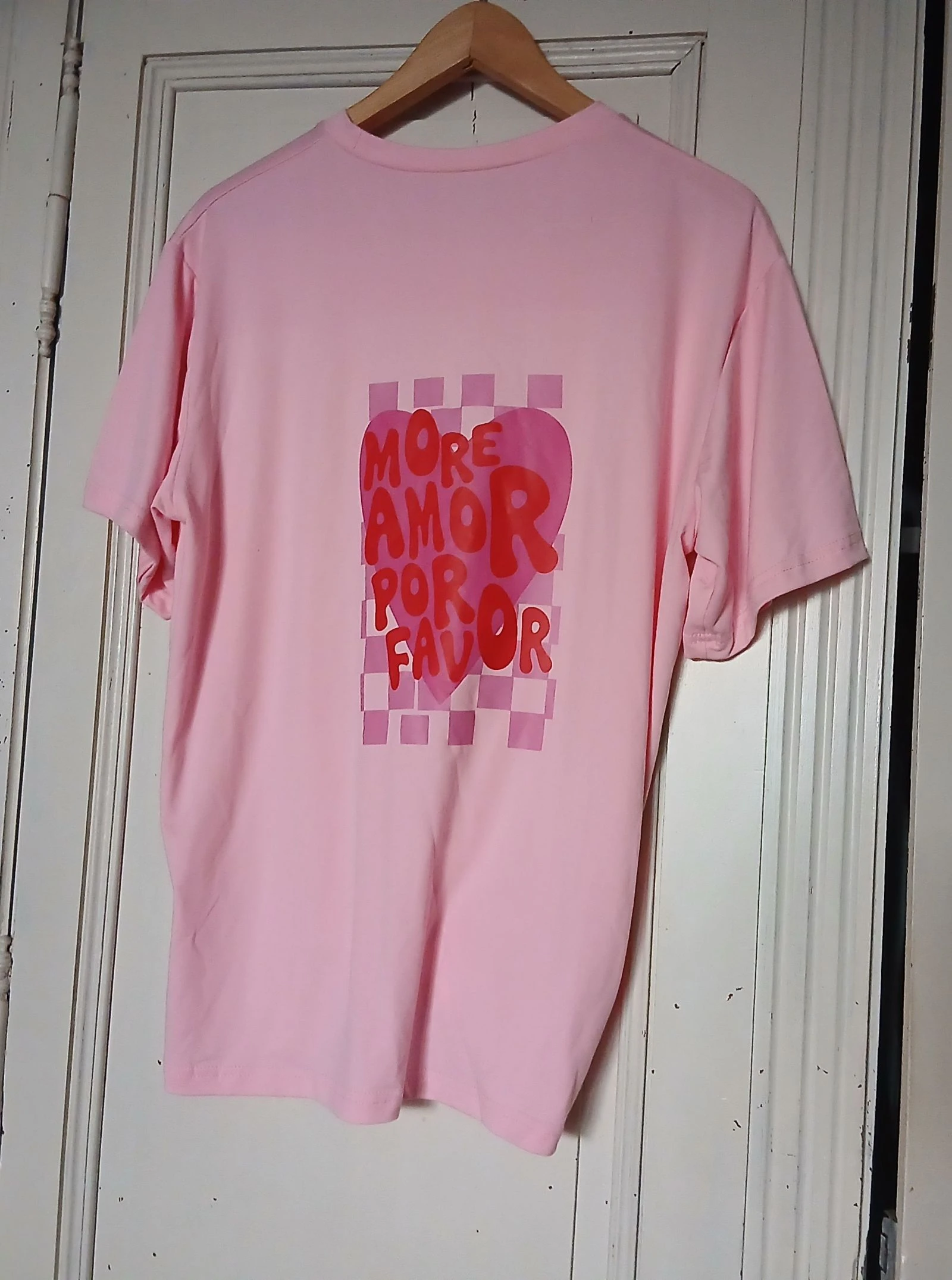 Camiseta rosa con hebilla e impresión More Amor Por Favor - Talla XXL – photo 5